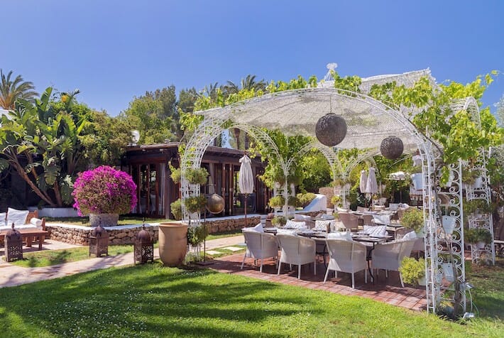 Hotels We Love: Agriturismo Atzaró, Ibiza - La Veranda (Ph. Atzaro)